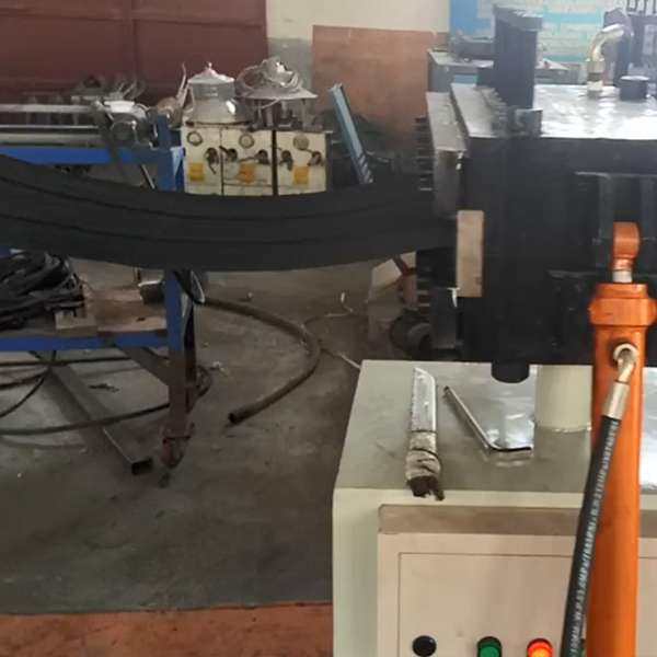 橡膠止水帶擠出機(jī)生產(chǎn)視頻